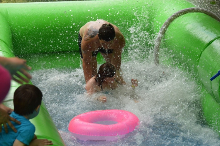 FOTO: Obří skluzavce na Svatém kopečku přálo počasí. Podívejte se na odvážné účastníky