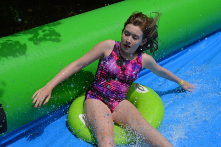 FOTO: Obří skluzavce na Svatém kopečku přálo počasí. Podívejte se na odvážné účastníky