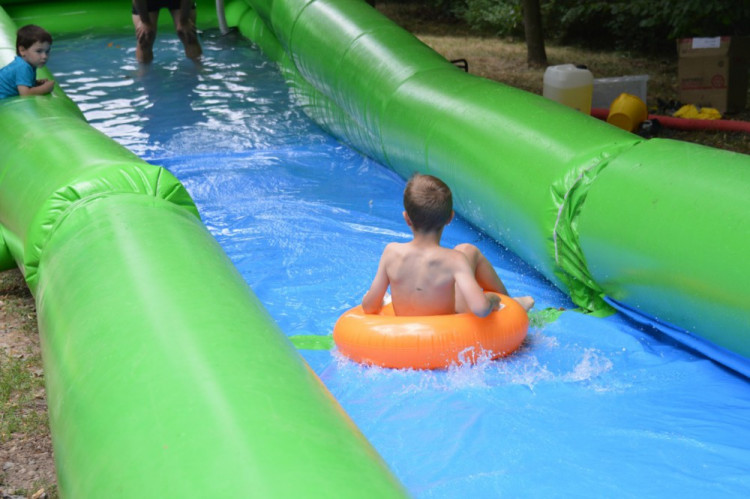 FOTO: Obří skluzavce na Svatém kopečku přálo počasí. Podívejte se na odvážné účastníky