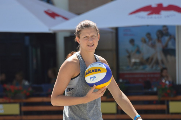 FOTO: Na Horním náměstí svedly olomoucké volejbalistky bitvu v plážovém volejbalu