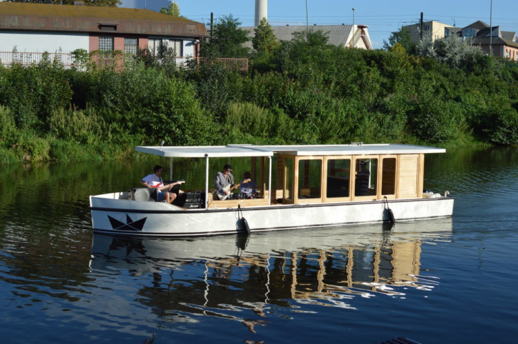 FOTOREPORT: Po Moravě už budou jezdit dvě vyhlídkové lodě. Projeli jsme se novou lodí Šimona Pelikána