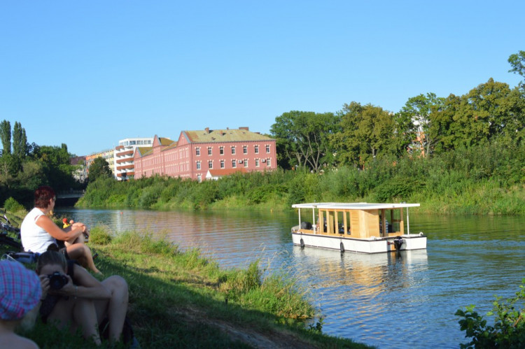 FOTOREPORT: Po Moravě už budou jezdit dvě vyhlídkové lodě. Projeli jsme se novou lodí Šimona Pelikána