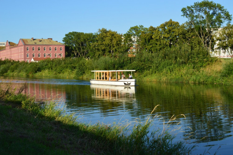 FOTOREPORT: Po Moravě už budou jezdit dvě vyhlídkové lodě. Projeli jsme se novou lodí Šimona Pelikána