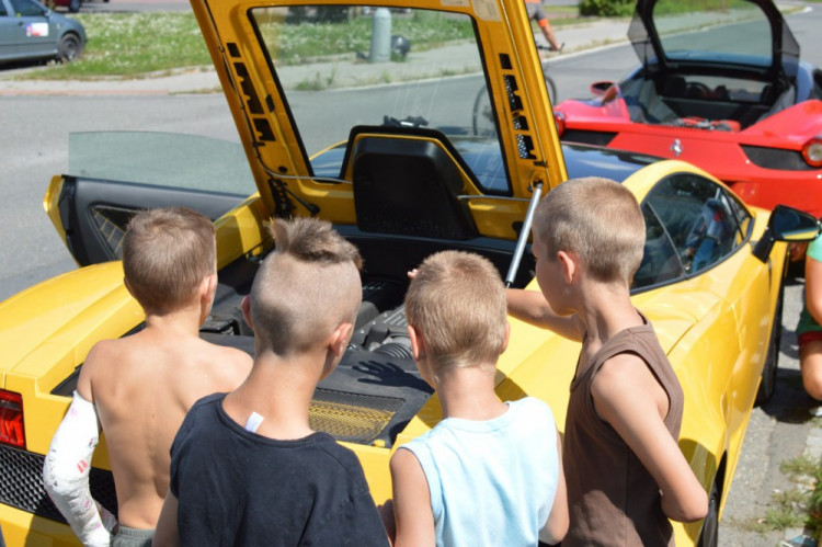 FOTO: Děti z olomouckého dětského domova se svezly v luxusních autech