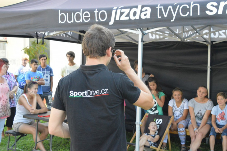 FOTO: Děti z olomouckého dětského domova se svezly v luxusních autech