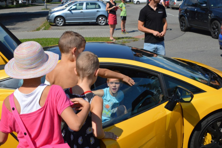 FOTO: Děti z olomouckého dětského domova se svezly v luxusních autech