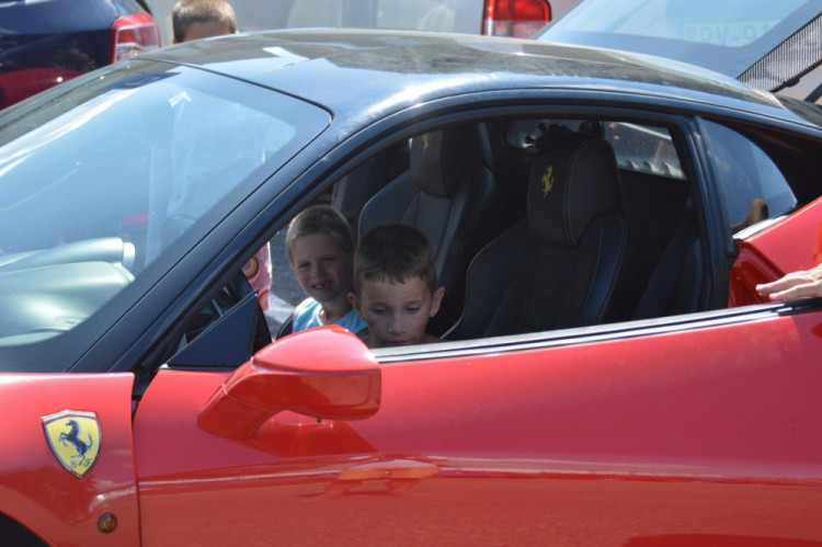 FOTO: Děti z olomouckého dětského domova se svezly v luxusních autech