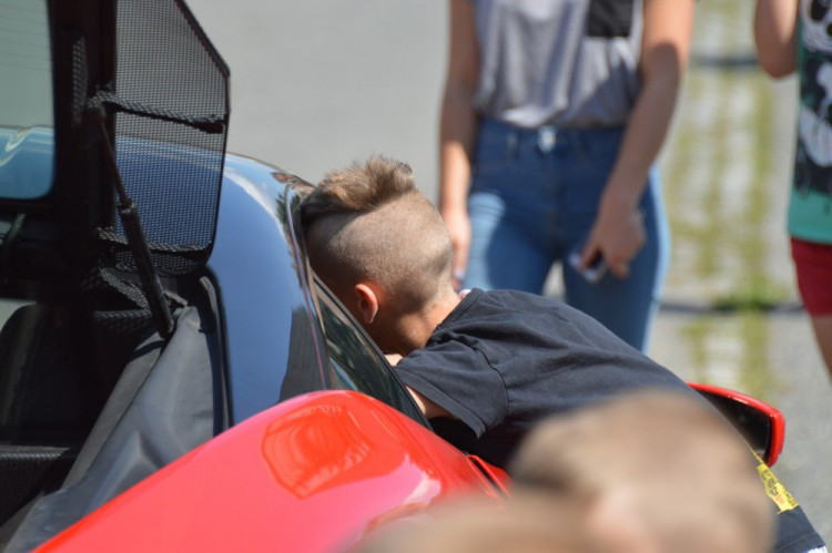 FOTO: Děti z olomouckého dětského domova se svezly v luxusních autech