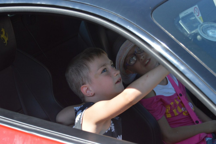 FOTO: Děti z olomouckého dětského domova se svezly v luxusních autech