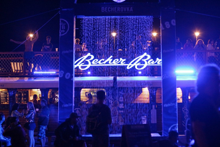 FOTOGALERIE: Festival HRADY CZ na Bouzově nabídl krásné počasí a skvělý line-up