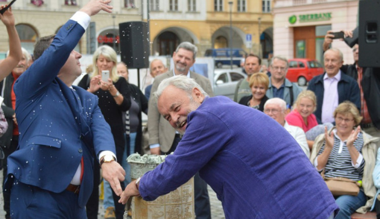 FOTOGALERIE: Pítko na Horním náměstí je už v provozu. Osvěžte se v centru Olomouce