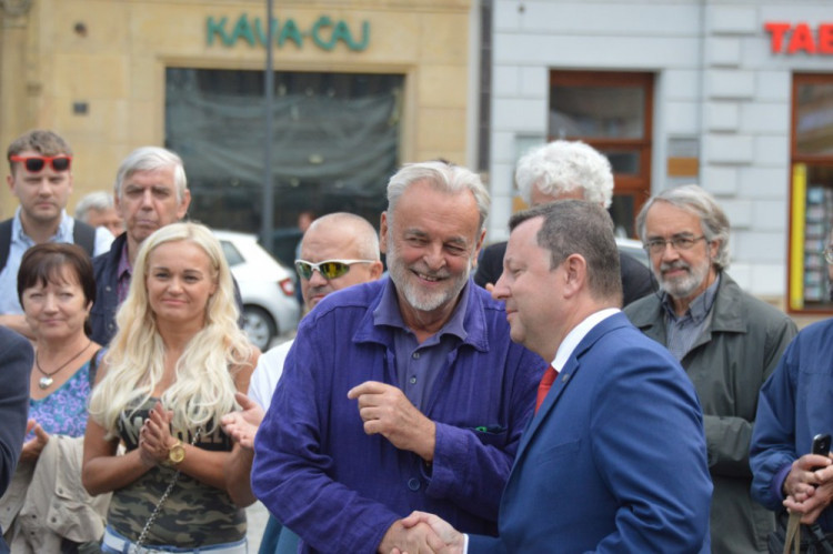 FOTOGALERIE: Pítko na Horním náměstí je už v provozu. Osvěžte se v centru Olomouce