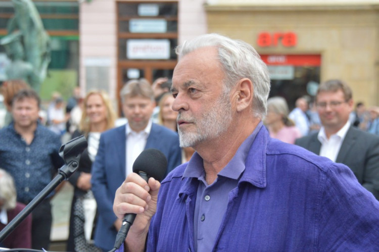 FOTOGALERIE: Pítko na Horním náměstí je už v provozu. Osvěžte se v centru Olomouce