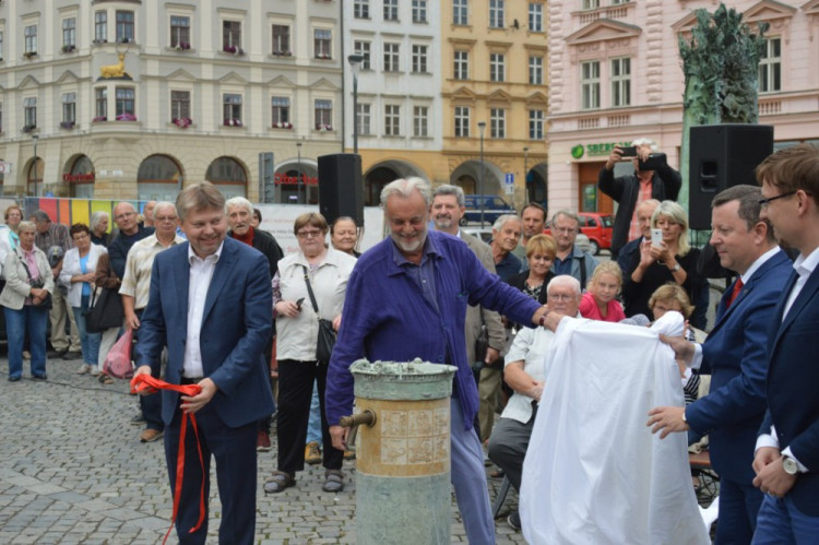 FOTOGALERIE: Pítko na Horním náměstí je už v provozu. Osvěžte se v centru Olomouce