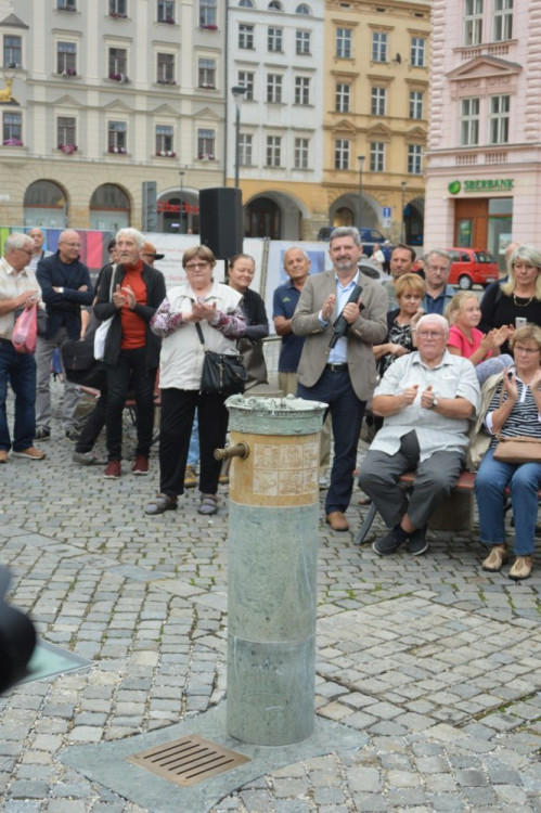 FOTOGALERIE: Pítko na Horním náměstí je už v provozu. Osvěžte se v centru Olomouce