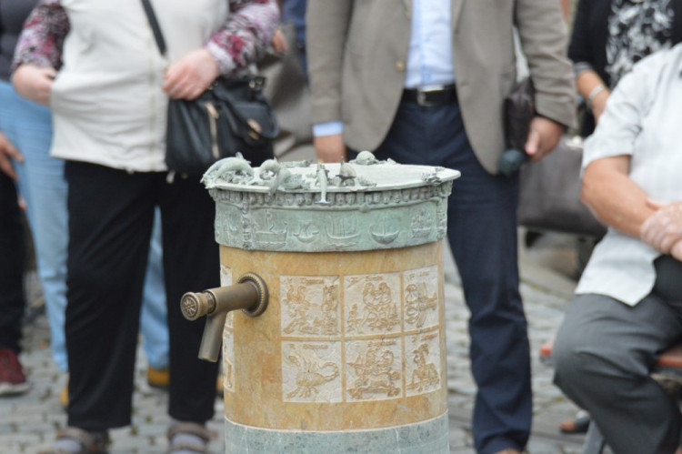 FOTOGALERIE: Pítko na Horním náměstí je už v provozu. Osvěžte se v centru Olomouce