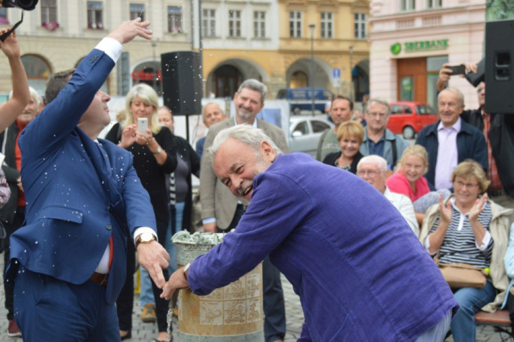 FOTOGALERIE: Pítko na Horním náměstí je už v provozu. Osvěžte se v centru Olomouce