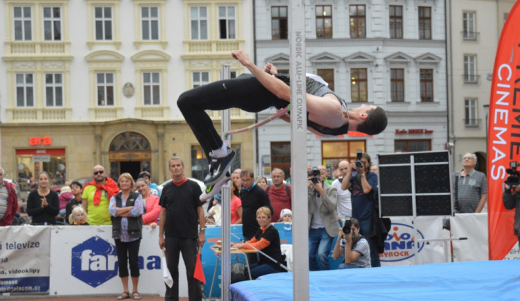 FOTOGALERIE: Dvanáctý ročník Hanácké laťky na Horním náměstí tentokrát Bába nevyhrál