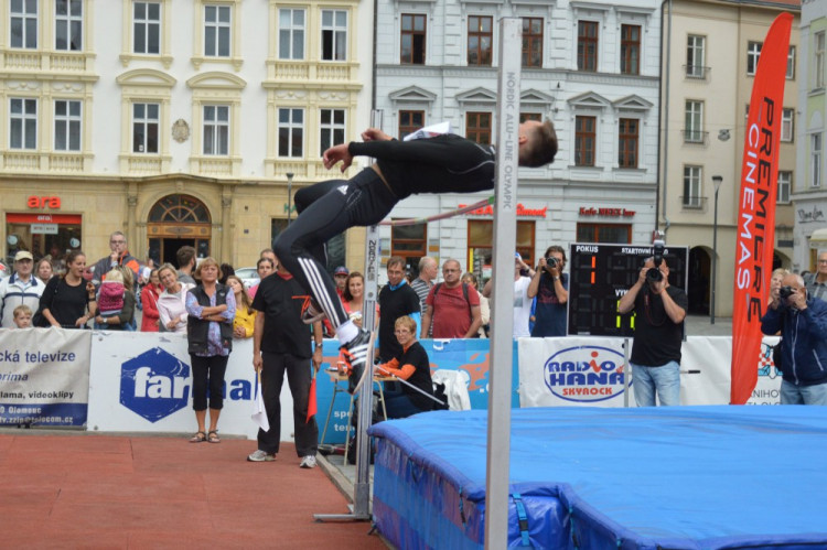 FOTOGALERIE: Dvanáctý ročník Hanácké laťky na Horním náměstí tentokrát Bába nevyhrál