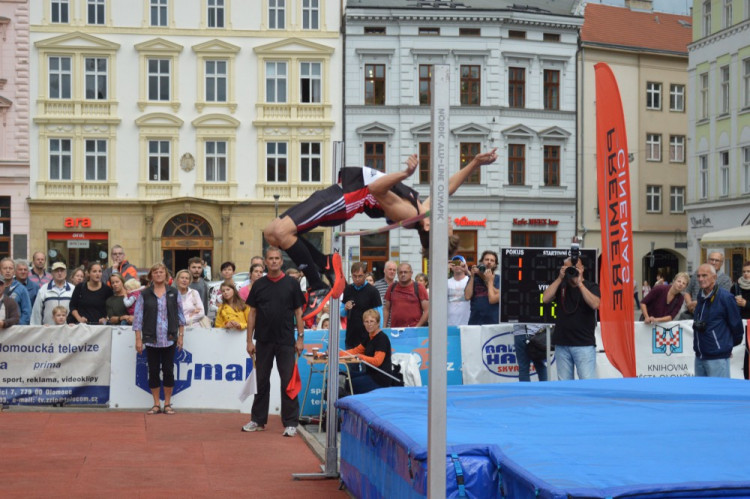 FOTOGALERIE: Dvanáctý ročník Hanácké laťky na Horním náměstí tentokrát Bába nevyhrál