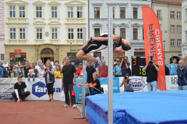 FOTOGALERIE: Dvanáctý ročník Hanácké laťky na Horním náměstí tentokrát Bába nevyhrál