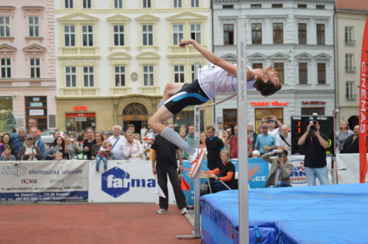 FOTOGALERIE: Dvanáctý ročník Hanácké laťky na Horním náměstí tentokrát Bába nevyhrál