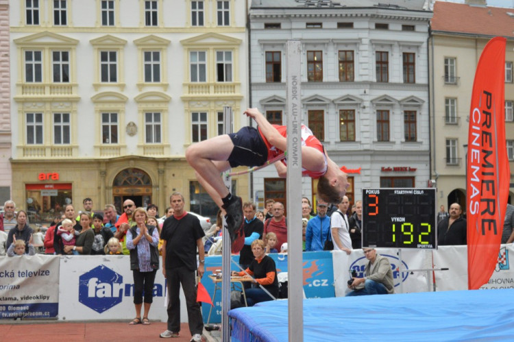 FOTOGALERIE: Dvanáctý ročník Hanácké laťky na Horním náměstí tentokrát Bába nevyhrál