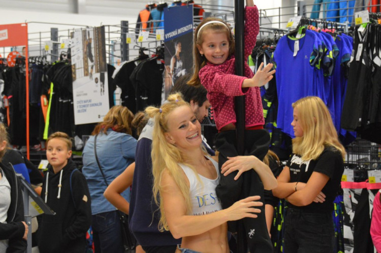 FOTOGALERIE: Decathlon v sobotu ožil tancem. K vidění byl pole dance i taneční workshop
