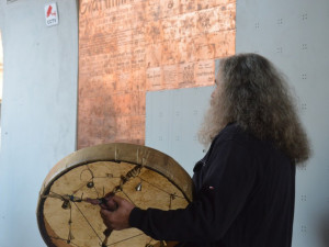 FOTOGALERIE: Vodární ulice v novém kabátu. Zeď vzkazů dnes byla oficiálně představena