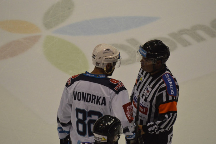 FOTOGALERIE: Olomoučtí hokejisté rozstříleli Piráty z Chomutova 5:2