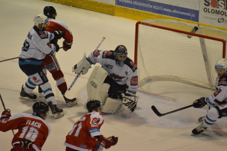 FOTOGALERIE: Olomoučtí hokejisté rozstříleli Piráty z Chomutova 5:2