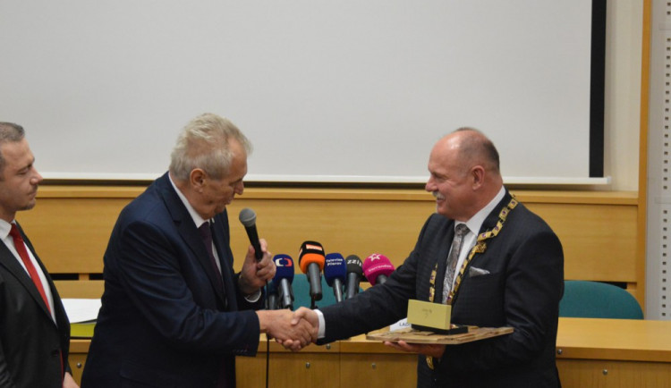 FOTOGALERIE: Zeman přijel do Olomouce. Vládu se podle něj podaří sestavit ve druhém kole