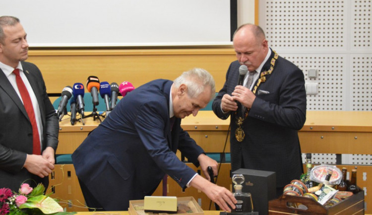 FOTOGALERIE: Zeman přijel do Olomouce. Vládu se podle něj podaří sestavit ve druhém kole