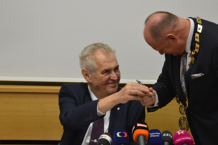 FOTOGALERIE: Zeman přijel do Olomouce. Vládu se podle něj podaří sestavit ve druhém kole