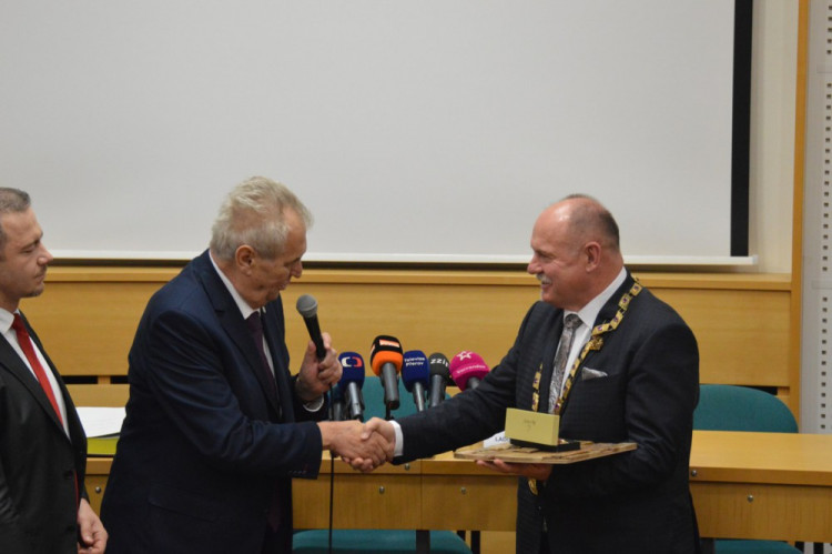 FOTOGALERIE: Zeman přijel do Olomouce. Vládu se podle něj podaří sestavit ve druhém kole