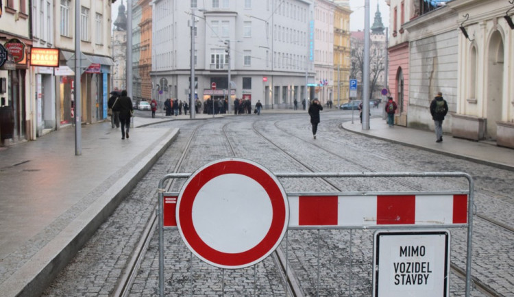 FOTO: Třída 1. máje je otevřena. Pozůstatky Hradské brány bude přípomínat bronzový model