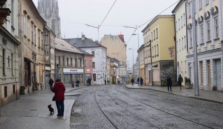 FOTO: Třída 1. máje je otevřena. Pozůstatky Hradské brány bude přípomínat bronzový model