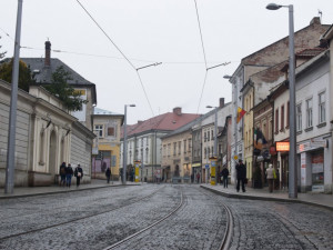 FOTO: Třída 1. máje je otevřena. Pozůstatky Hradské brány bude přípomínat bronzový model
