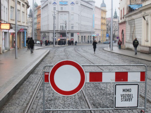 FOTO: Třída 1. máje je otevřena. Pozůstatky Hradské brány bude přípomínat bronzový model