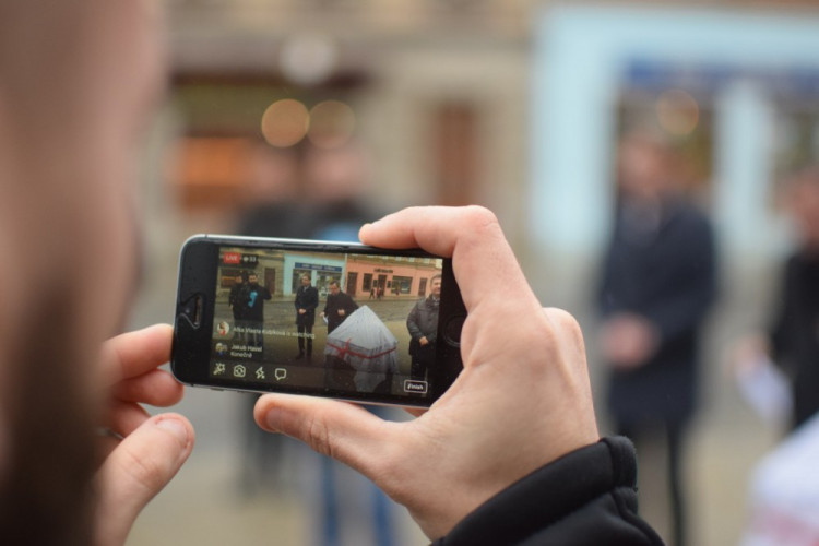 FOTO: Třída 1. máje je otevřena. Pozůstatky Hradské brány bude přípomínat bronzový model