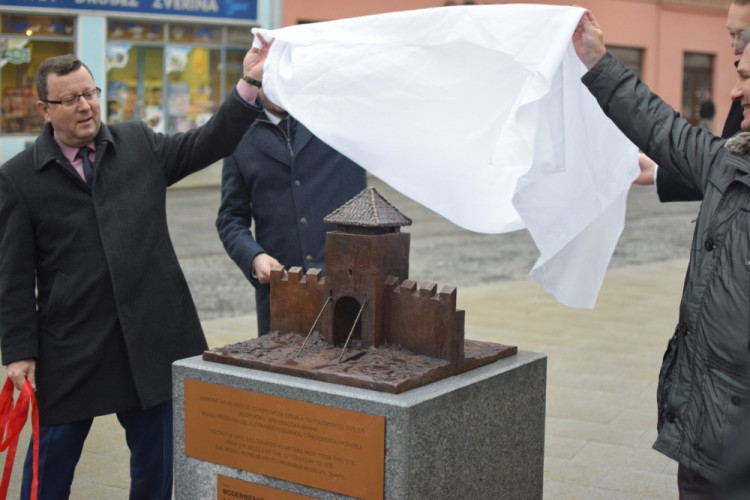 FOTO: Třída 1. máje je otevřena. Pozůstatky Hradské brány bude přípomínat bronzový model