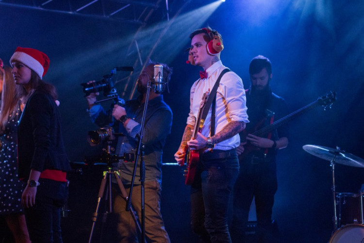 FOTOGALERIE: V Jazz Tibet Clubu se o víkendu točil videoklip k vánoční písni Zázraky přání