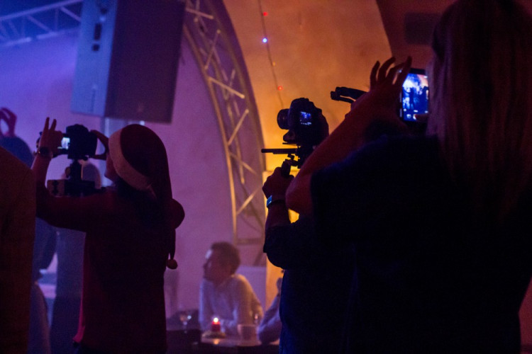 FOTOGALERIE: V Jazz Tibet Clubu se o víkendu točil videoklip k vánoční písni Zázraky přání