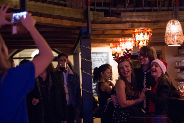 FOTOGALERIE: V Jazz Tibet Clubu se o víkendu točil videoklip k vánoční písni Zázraky přání