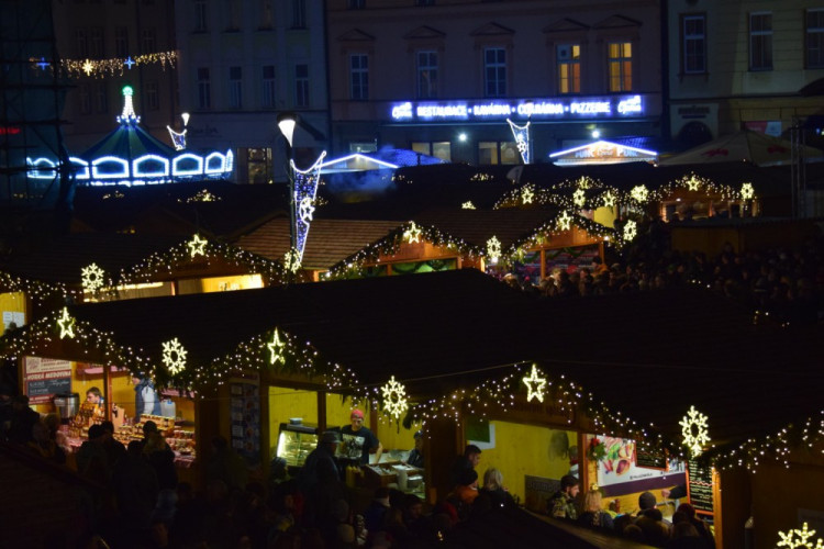 FOTOGALERIE: Už svítí! Horní náměstí rozjasnila Střelka