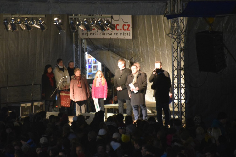 FOTOGALERIE: Už svítí! Horní náměstí rozjasnila Střelka