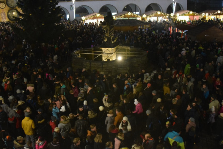 FOTOGALERIE: Už svítí! Horní náměstí rozjasnila Střelka