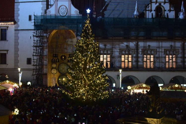 FOTOGALERIE: Už svítí! Horní náměstí rozjasnila Střelka