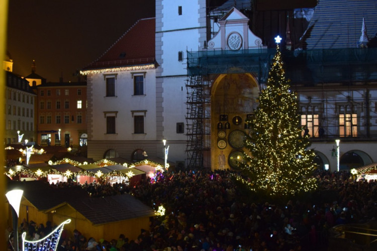 FOTOGALERIE: Už svítí! Horní náměstí rozjasnila Střelka