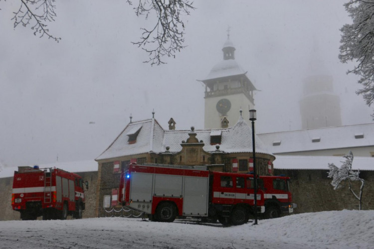 FOTOGALERIE: Hrad Bouzov v plamenech. Naštěstí jen cvičně